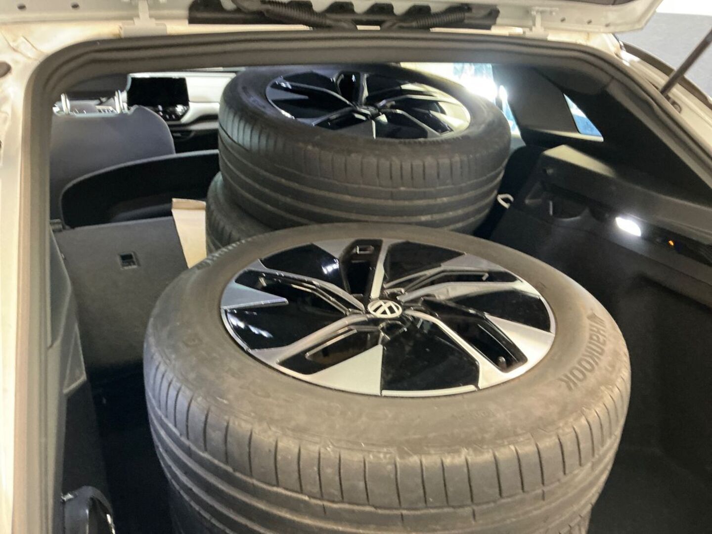 VOLKSWAGEN ID.4 iso kuva 2