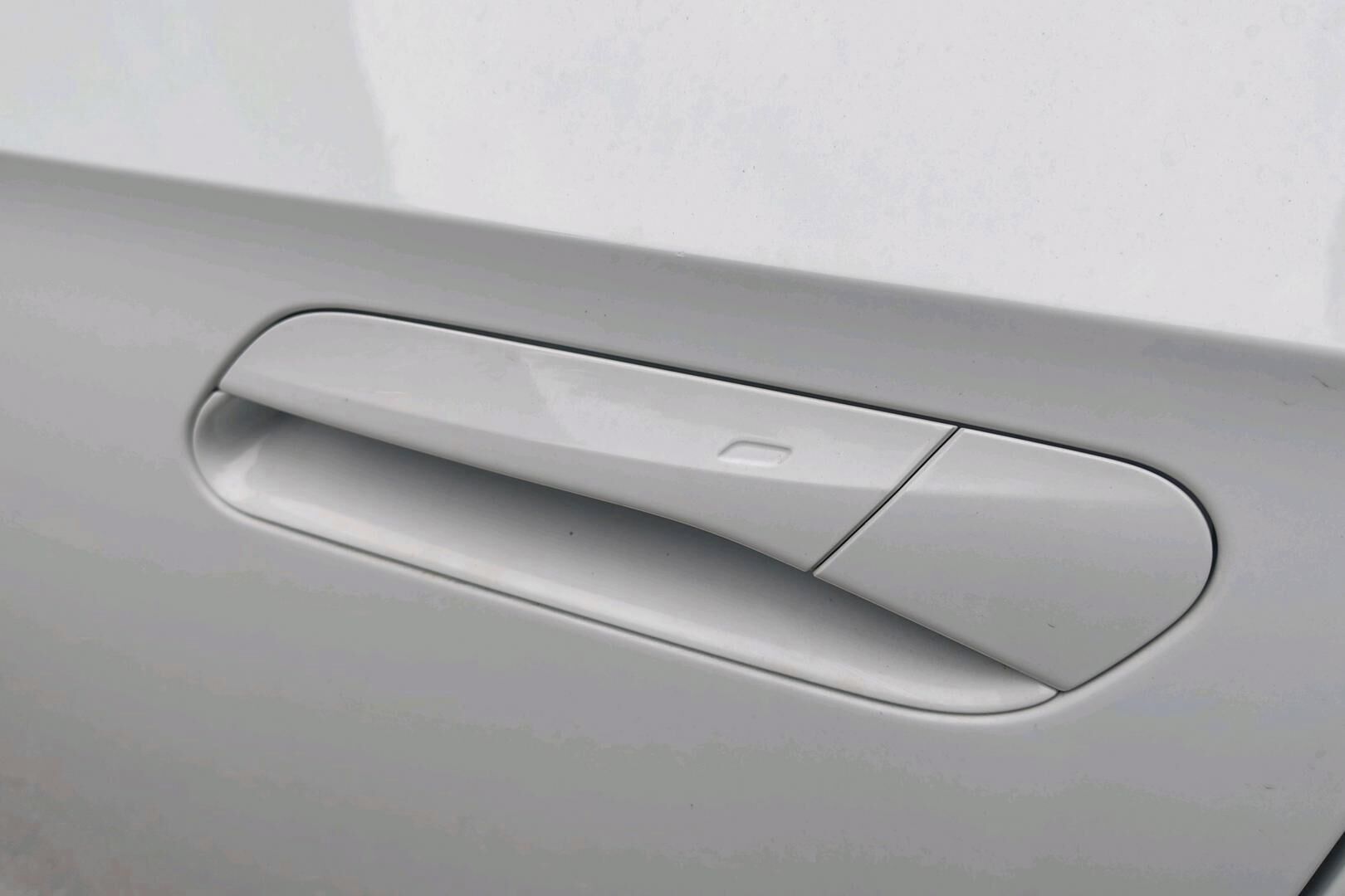 VOLKSWAGEN ID.4 iso kuva 14