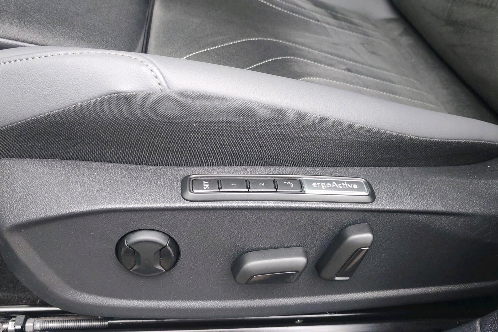 VOLKSWAGEN ID.4 iso kuva 4