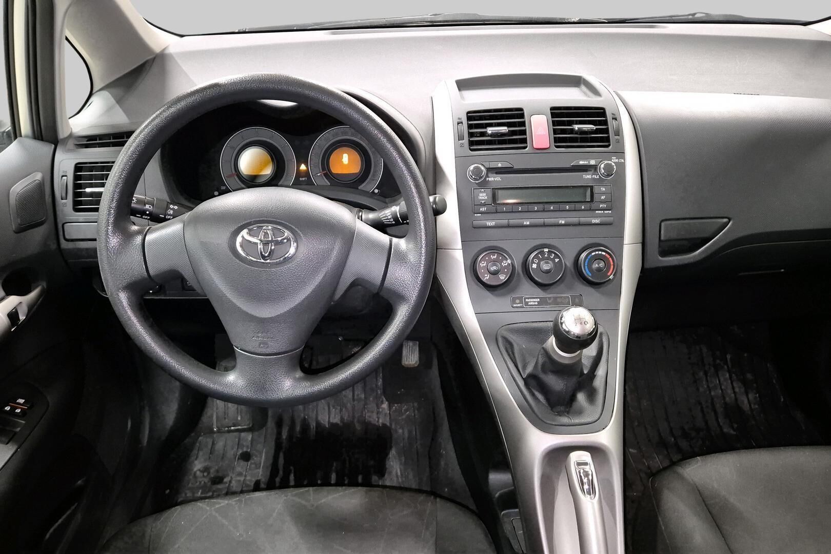 Toyota Auris iso kuva 1