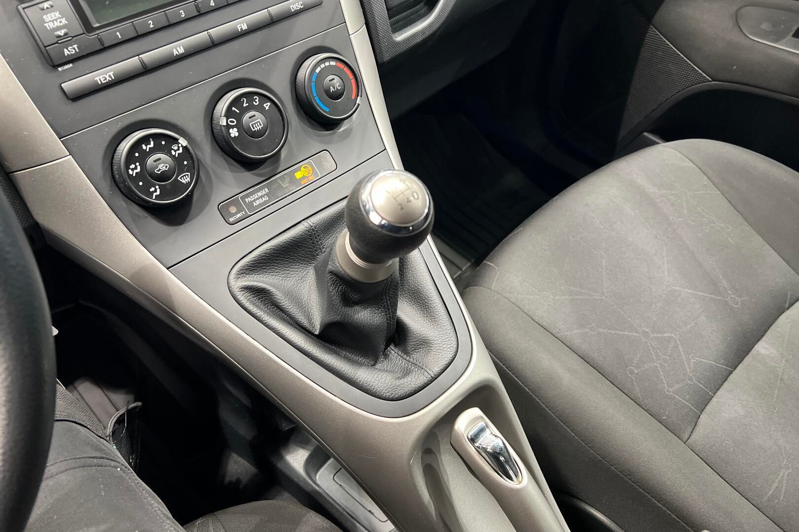 Toyota Auris iso kuva 16