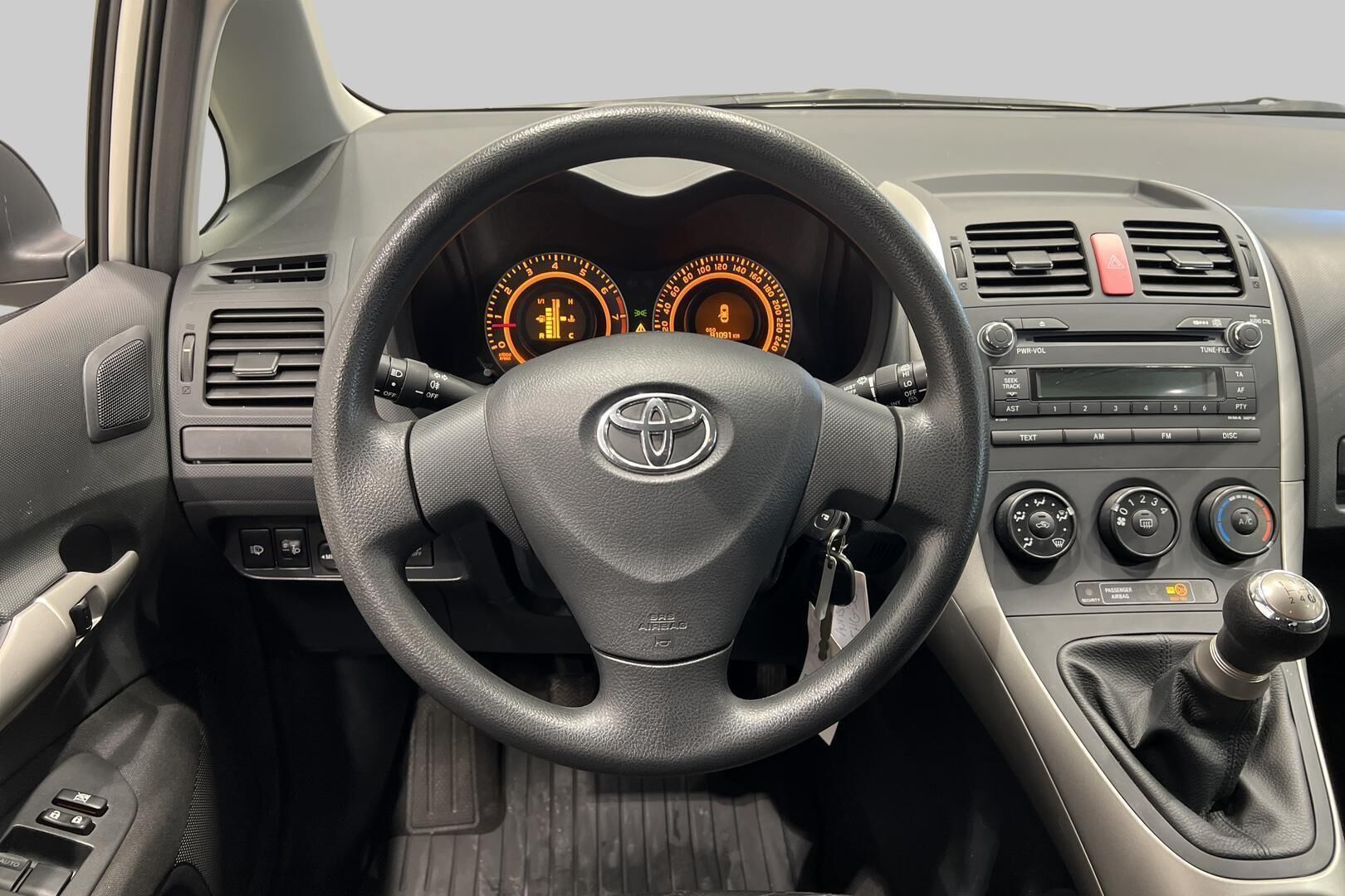 Toyota Auris iso kuva 18
