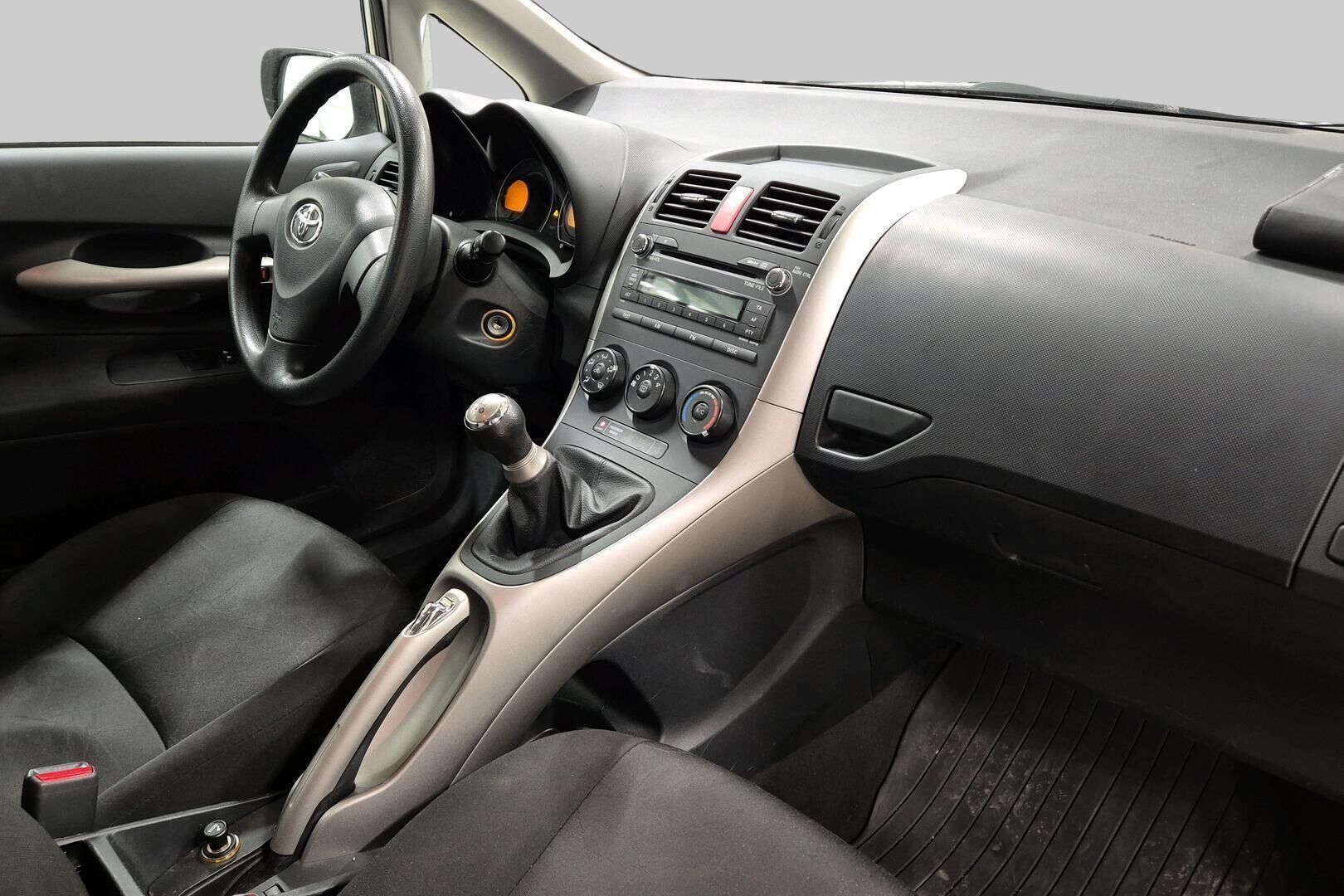 Toyota Auris iso kuva 4