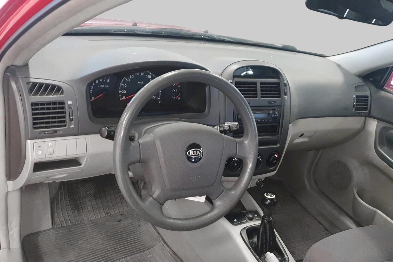 Kia Cerato iso kuva 8