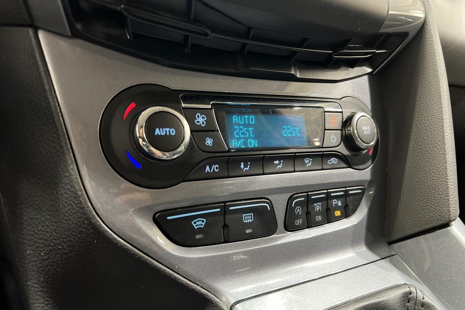 Ford Focus iso kuva 15