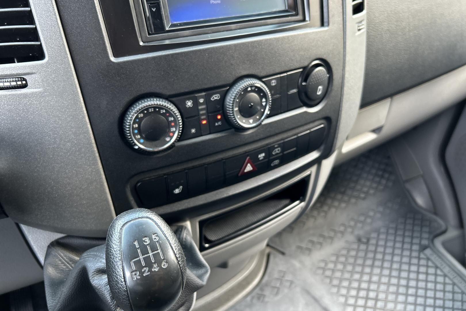 Mercedes-Benz Sprinter iso kuva 19