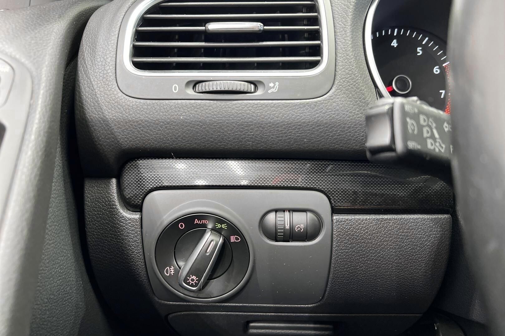 Volkswagen Golf iso kuva 16