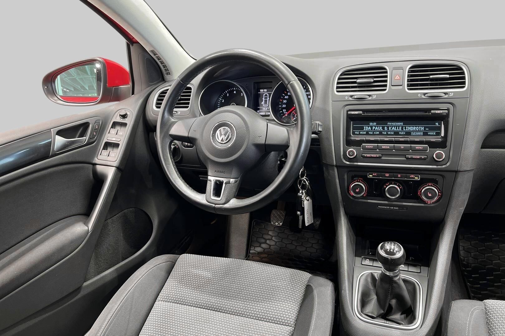 Volkswagen Golf iso kuva 18