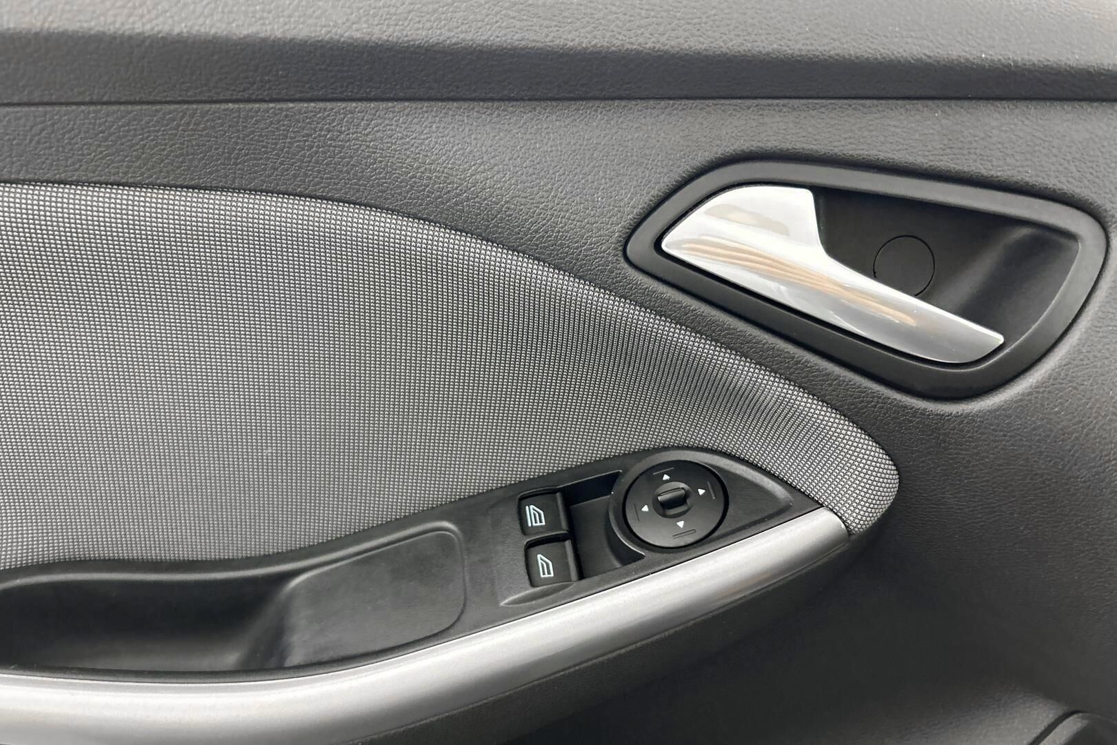 Ford Focus iso kuva 23
