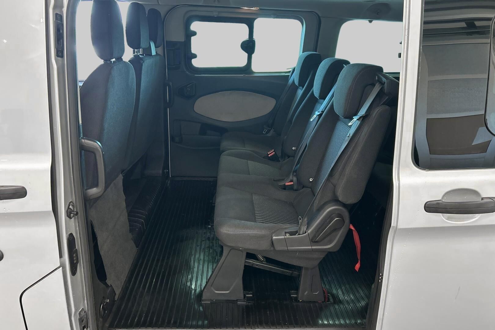 Ford Tourneo Custom iso kuva 9