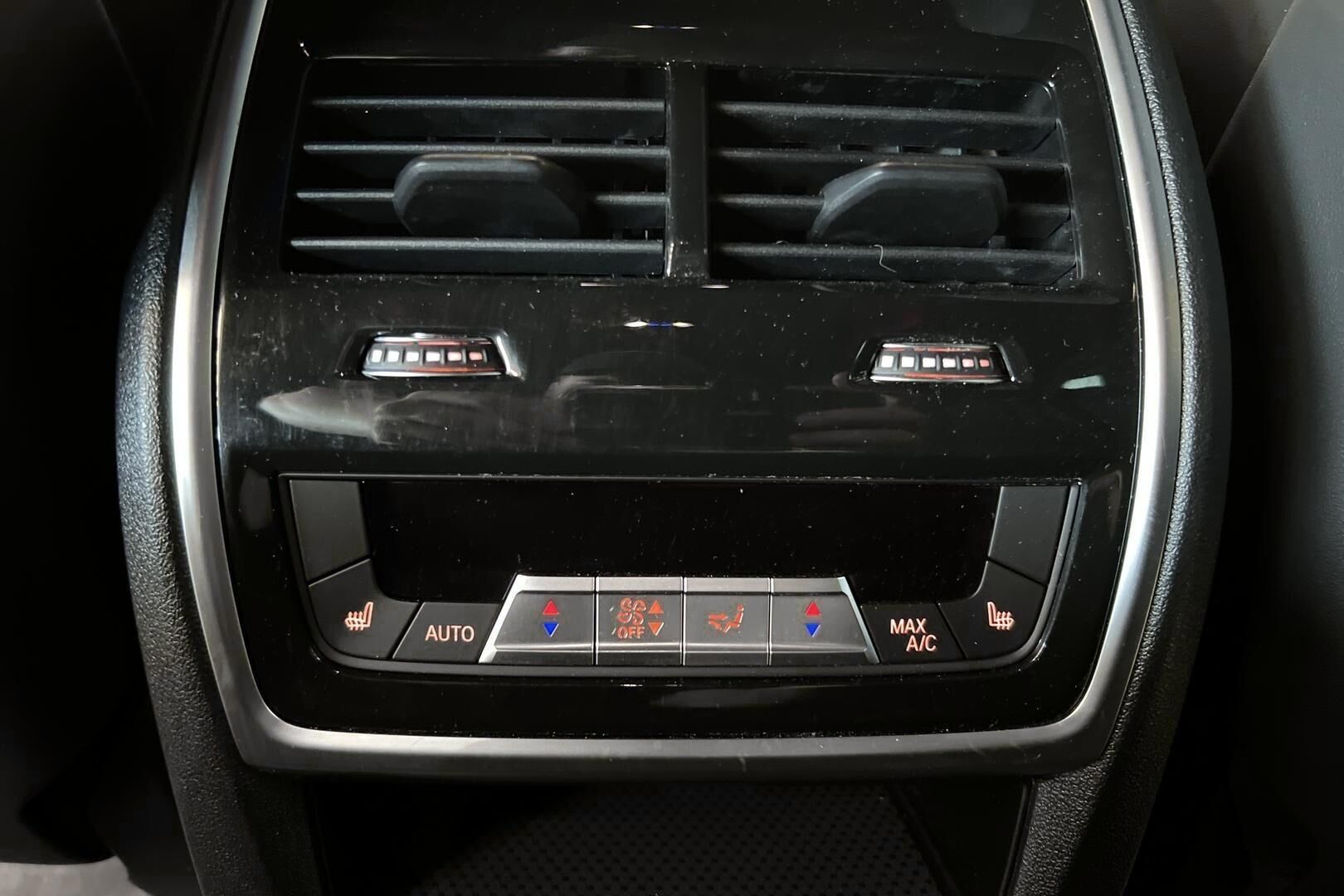 BMW XM iso kuva 15