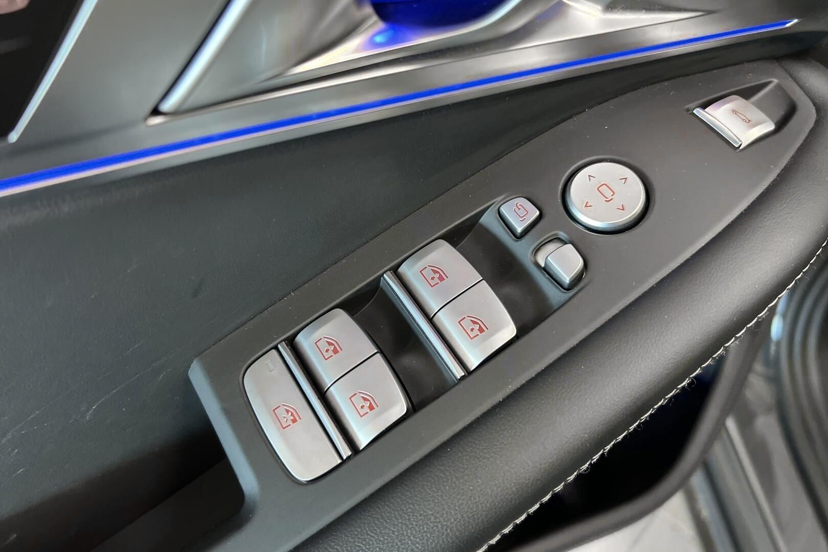 BMW XM iso kuva 17