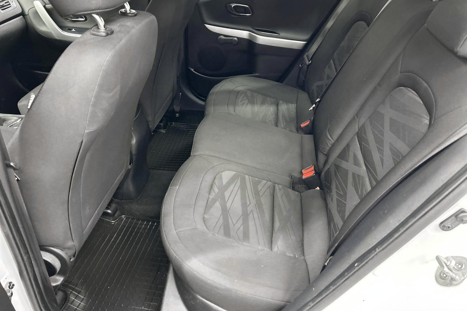 Kia cee'd iso kuva 10