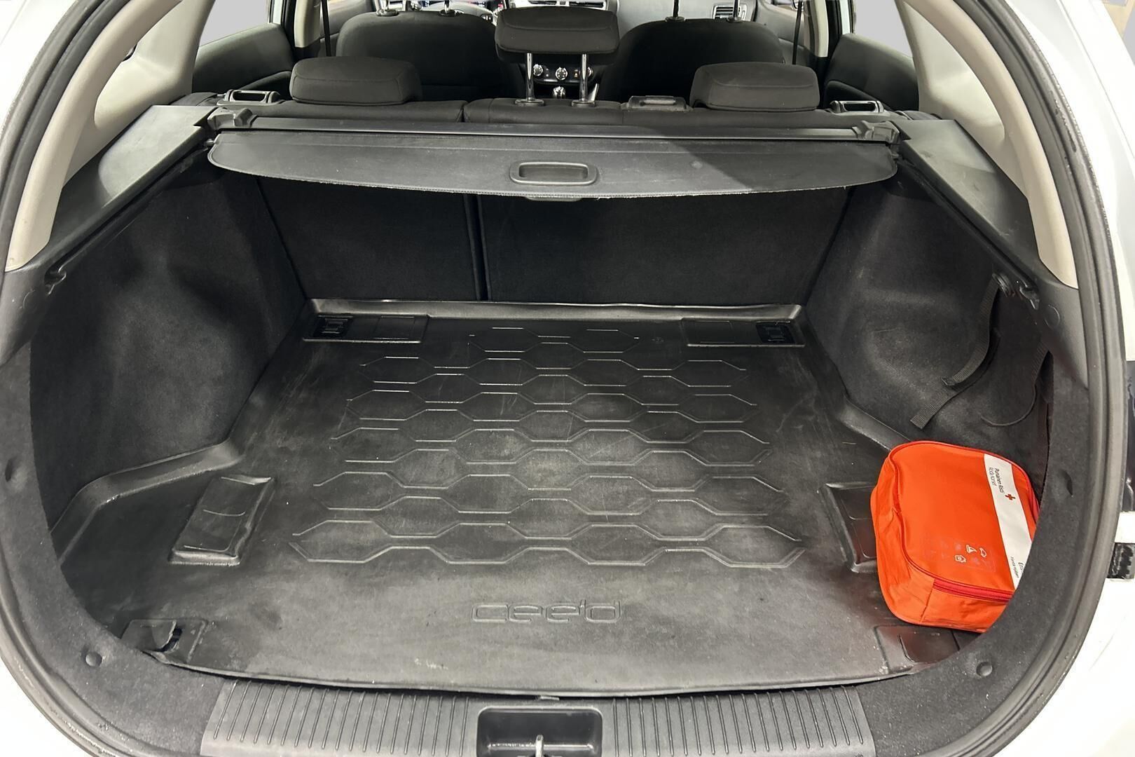 Kia cee'd iso kuva 12