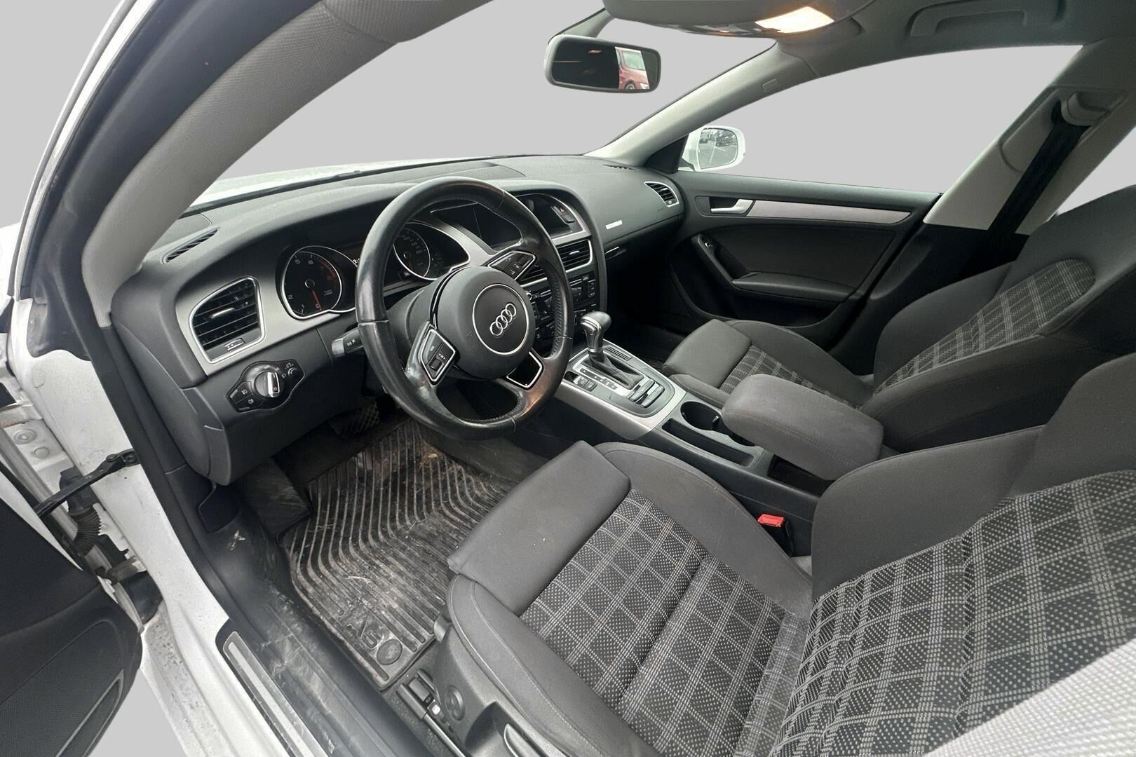 Audi A5 iso kuva 2