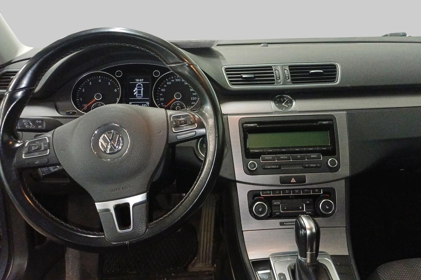 Volkswagen Passat iso kuva 10