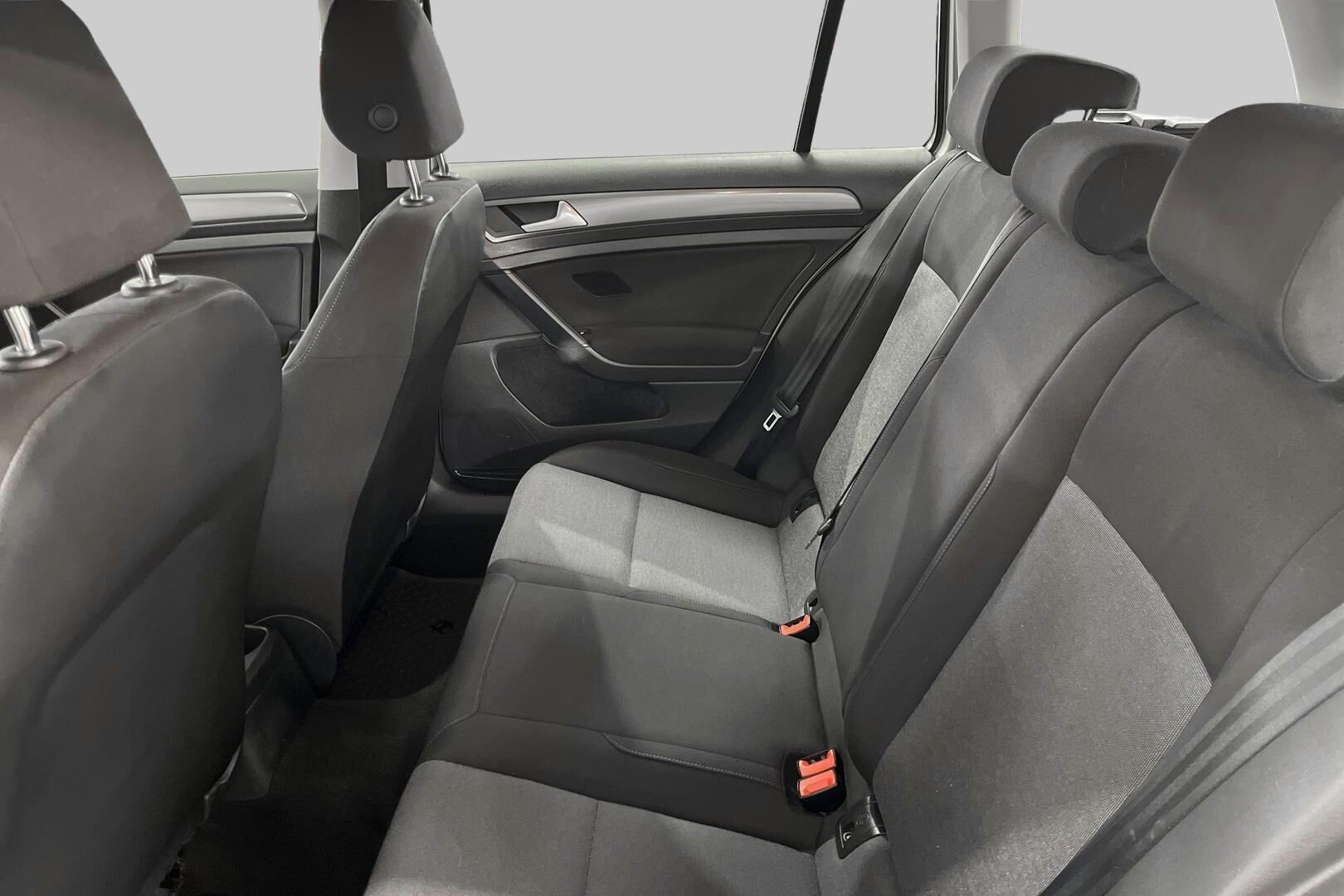 Volkswagen Golf iso kuva 10