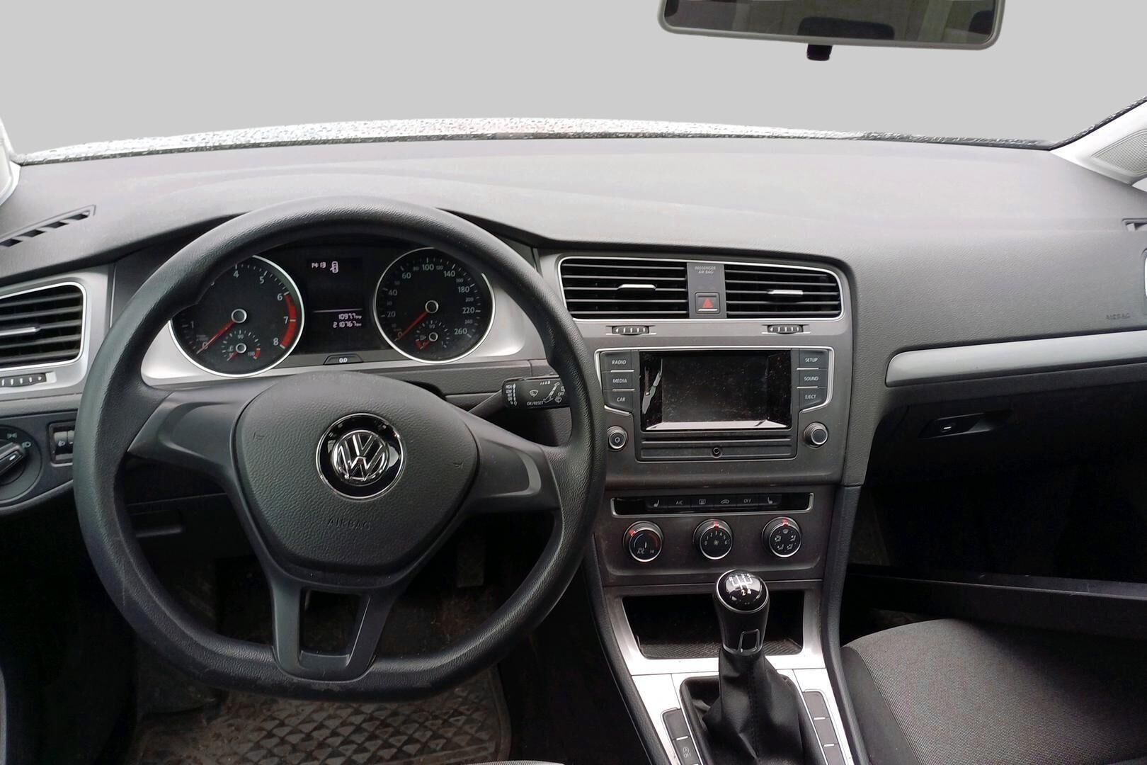 Volkswagen Golf iso kuva 2