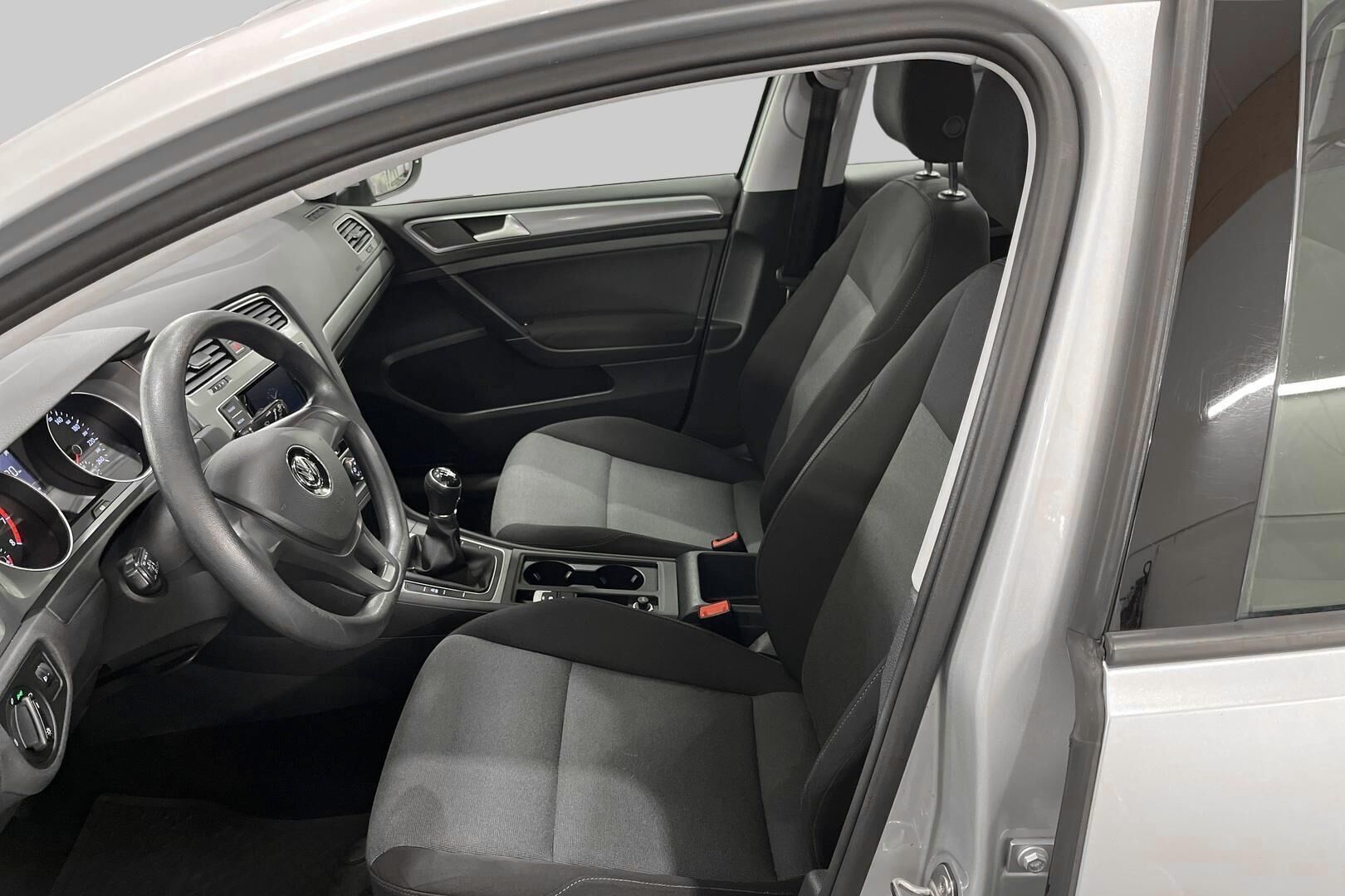 Volkswagen Golf iso kuva 9