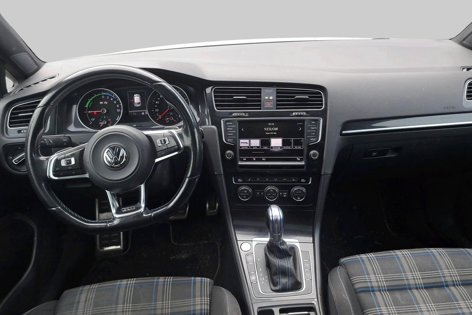 Volkswagen Golf iso kuva 2