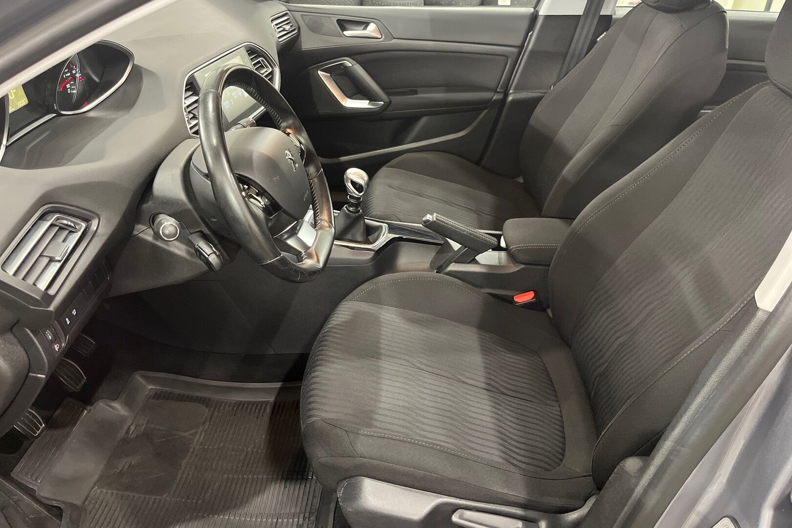 Peugeot 308 iso kuva 8