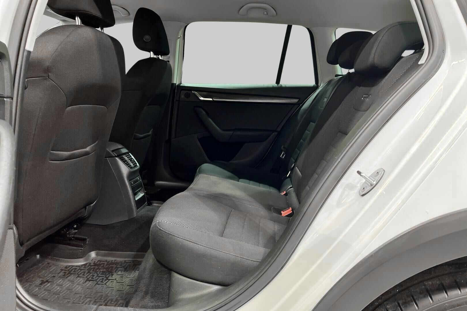 Skoda Octavia iso kuva 10