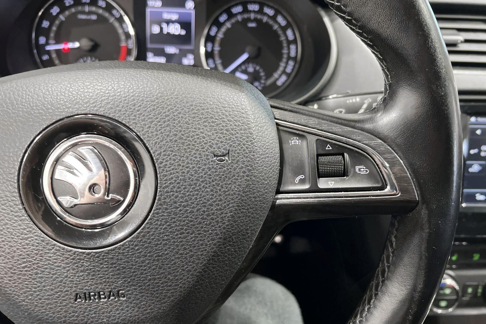 Skoda Octavia iso kuva 17