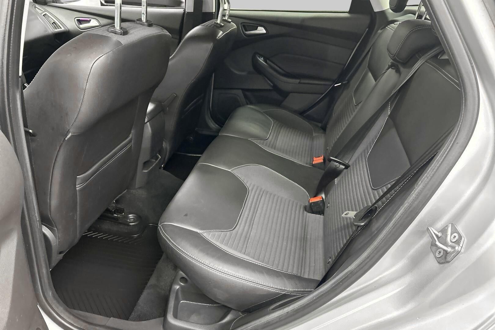 Ford Focus iso kuva 8