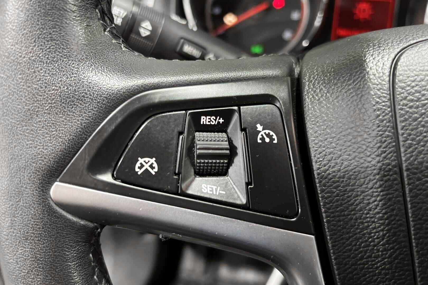 Opel Astra iso kuva 15