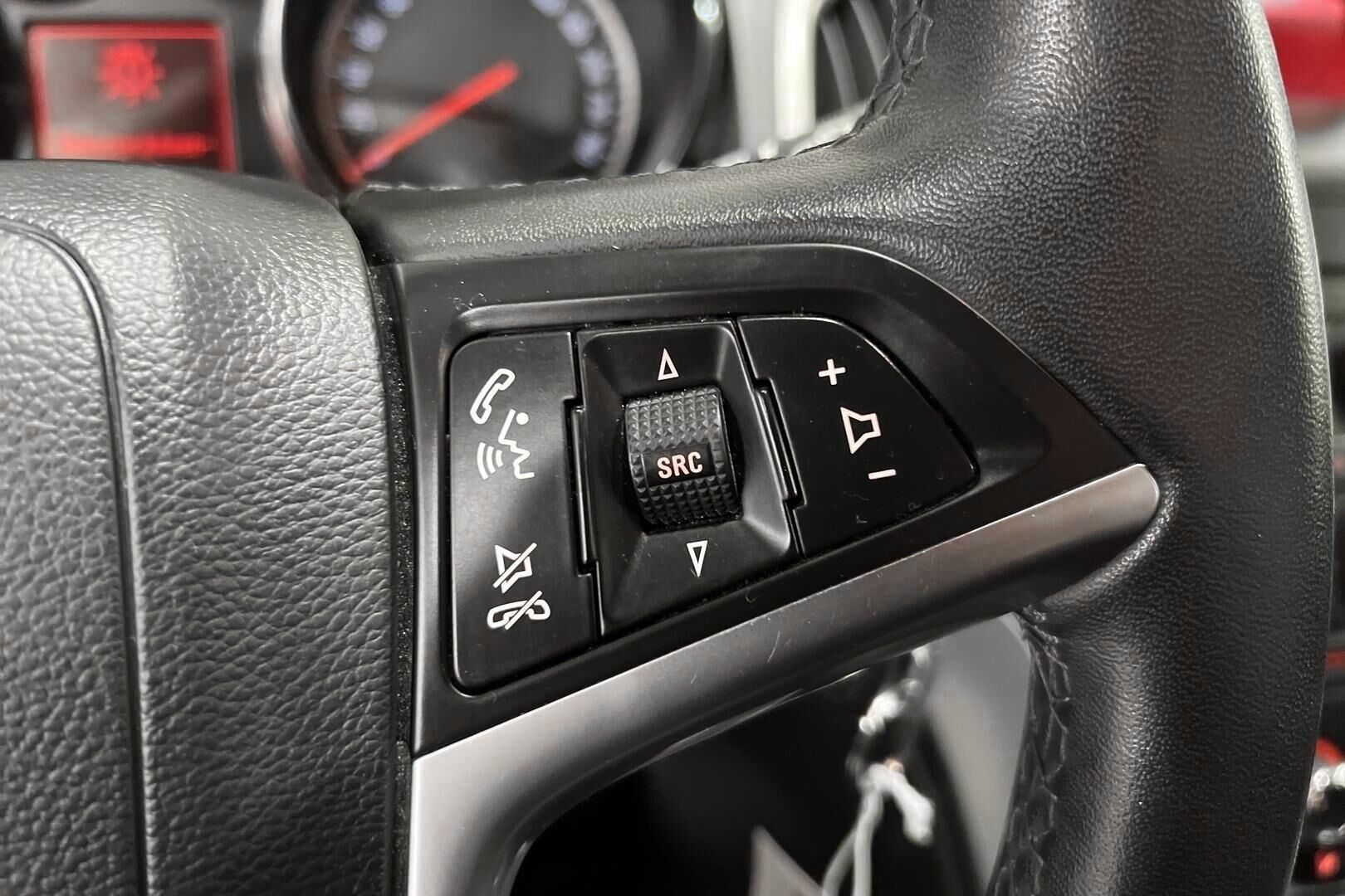 Opel Astra iso kuva 16
