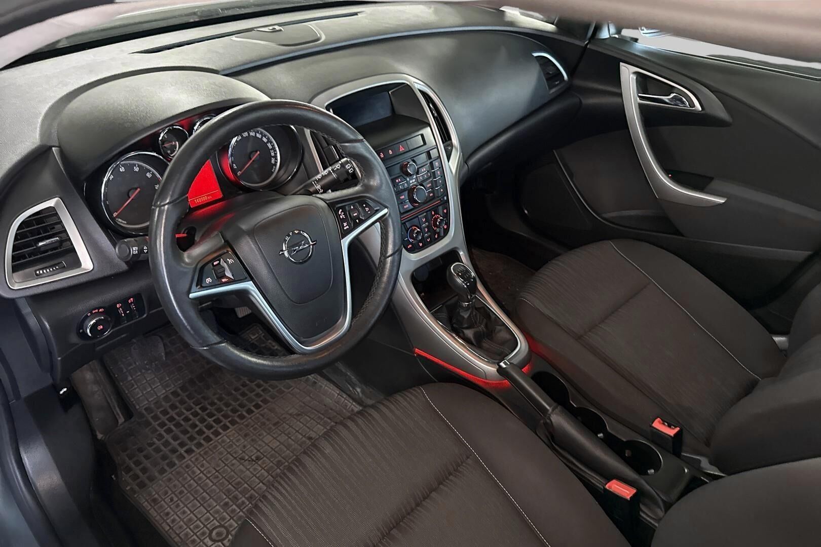 Opel Astra iso kuva 2