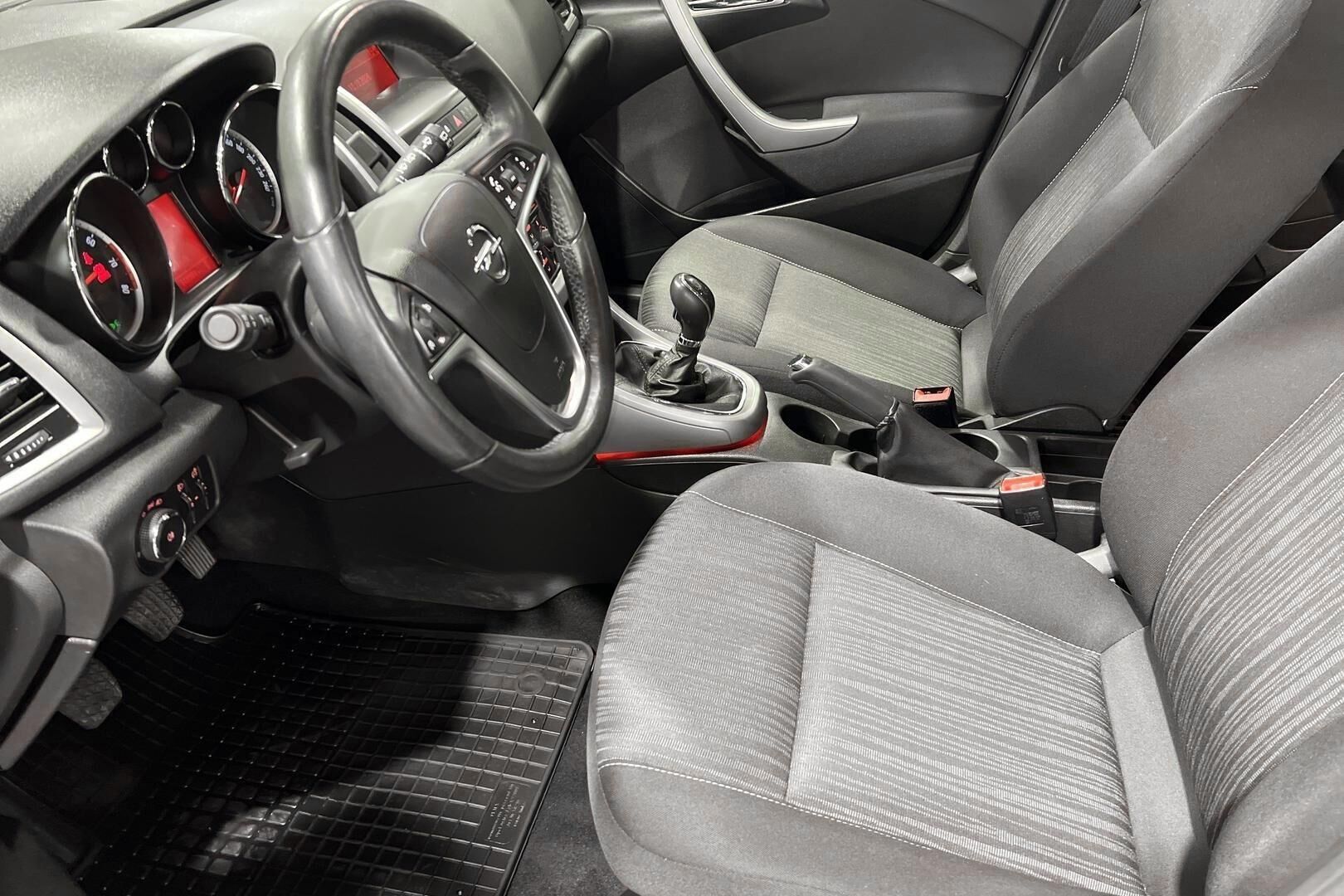 Opel Astra iso kuva 9