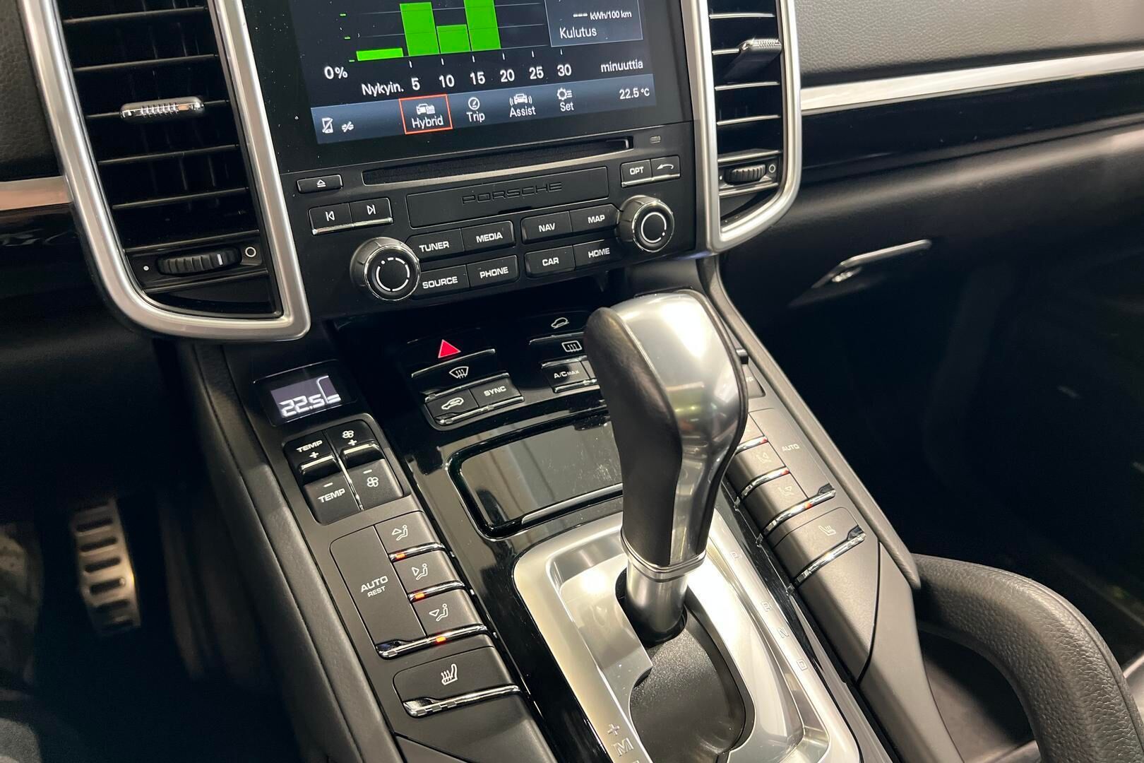Porsche Cayenne iso kuva 14