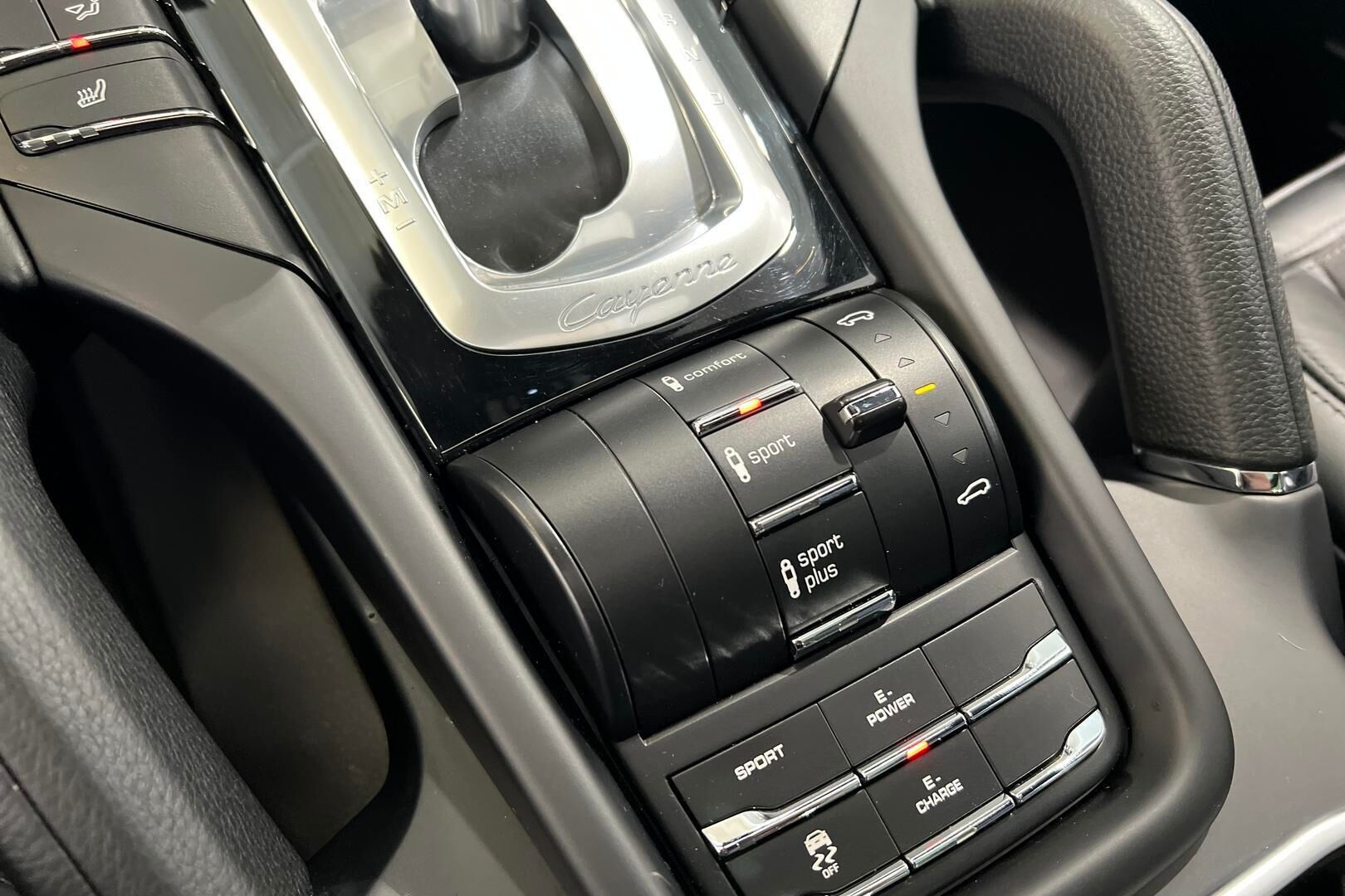 Porsche Cayenne iso kuva 16