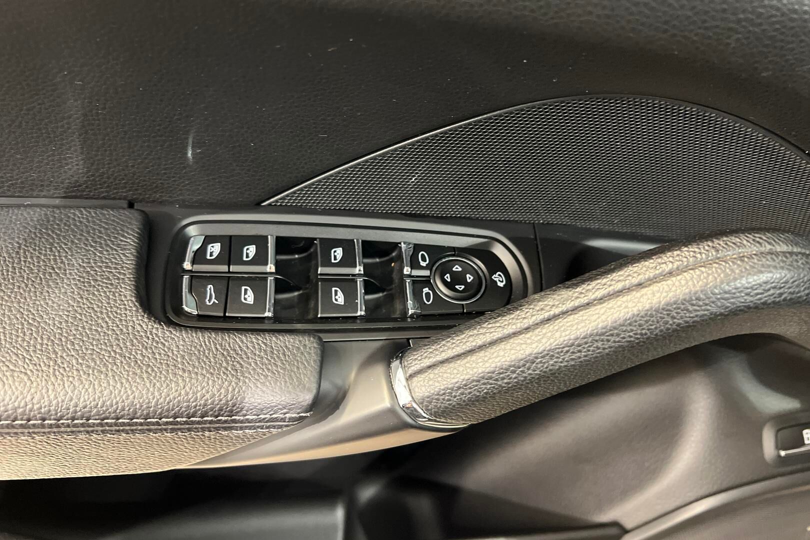 Porsche Cayenne iso kuva 23
