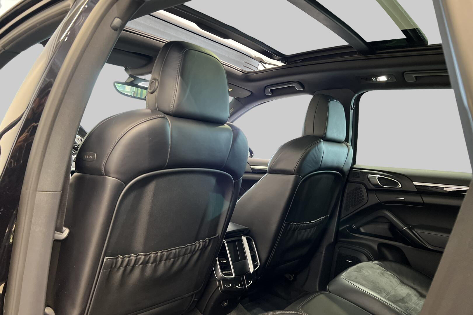 Porsche Cayenne iso kuva 35