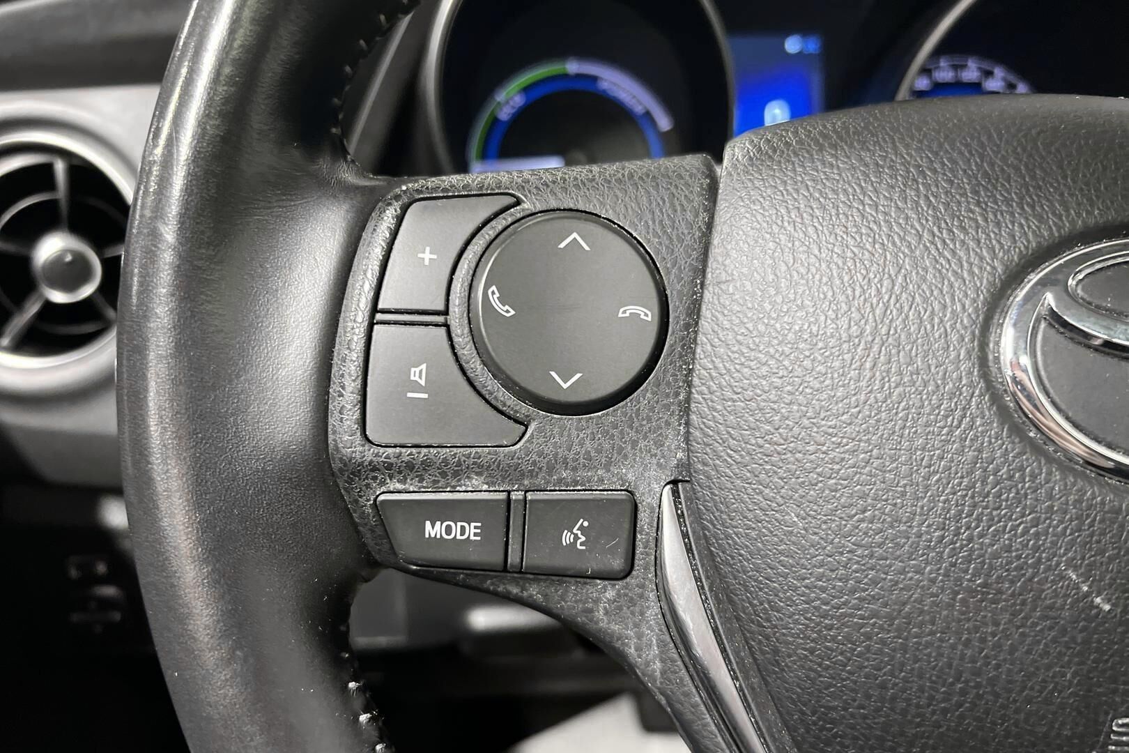 Toyota Auris iso kuva 16