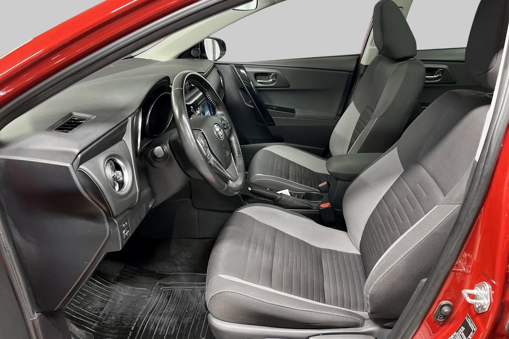 Toyota Auris iso kuva 8