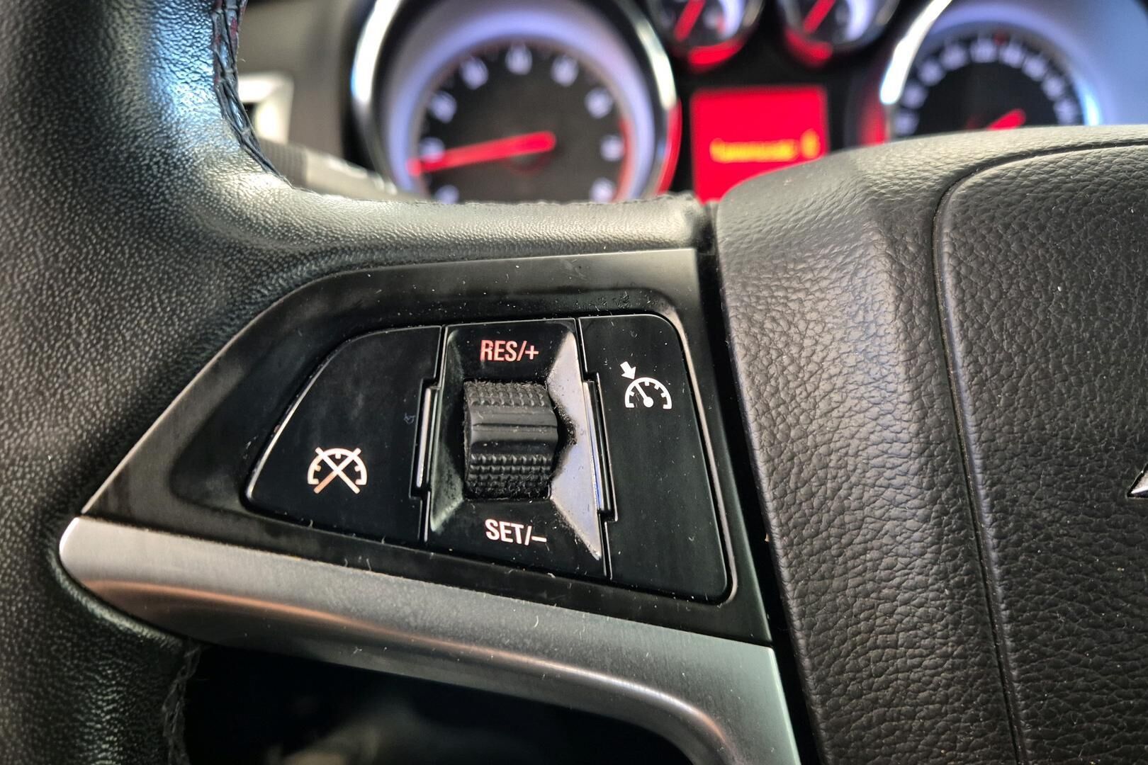 Opel Astra iso kuva 18