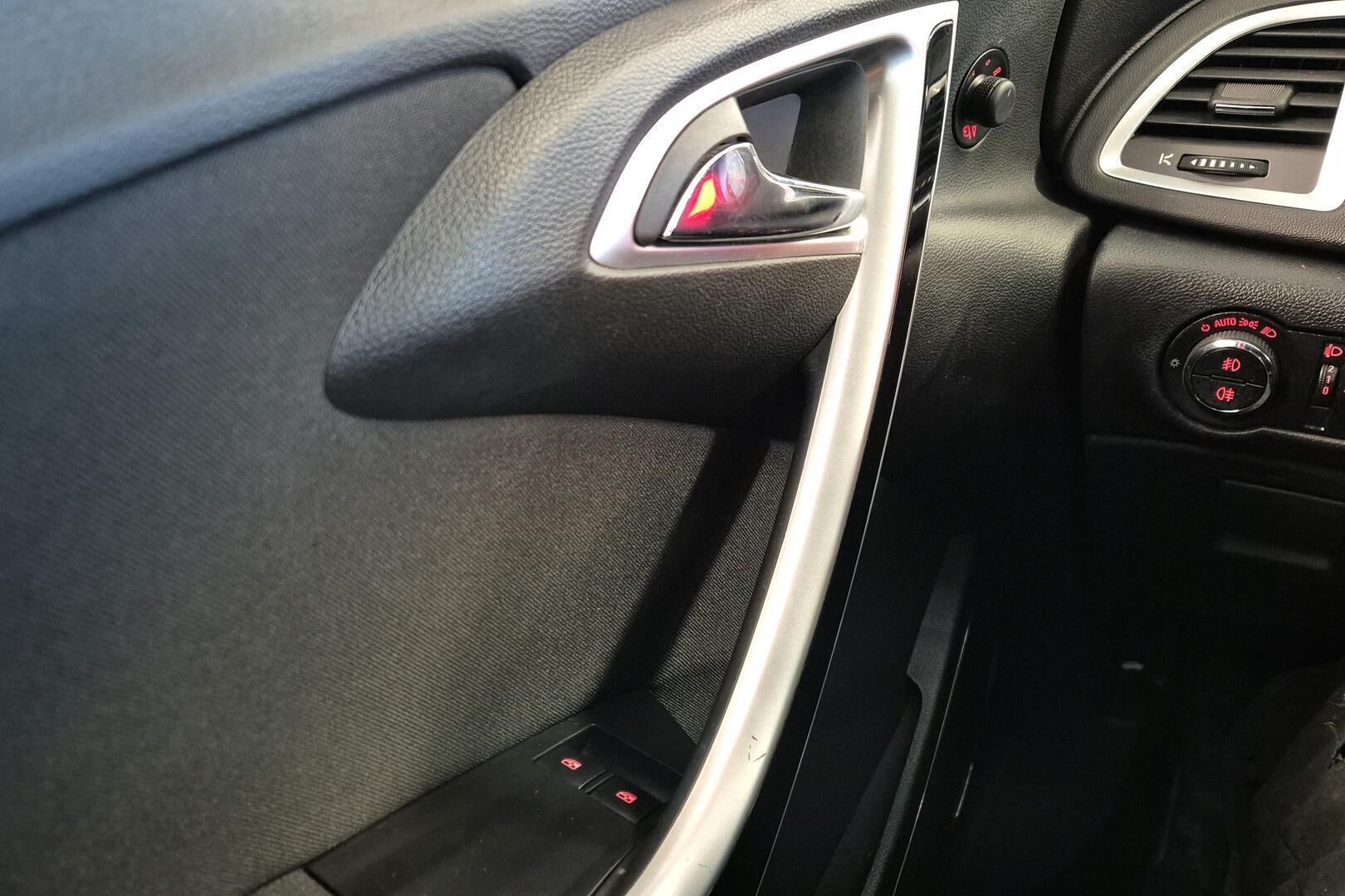 Opel Astra iso kuva 19