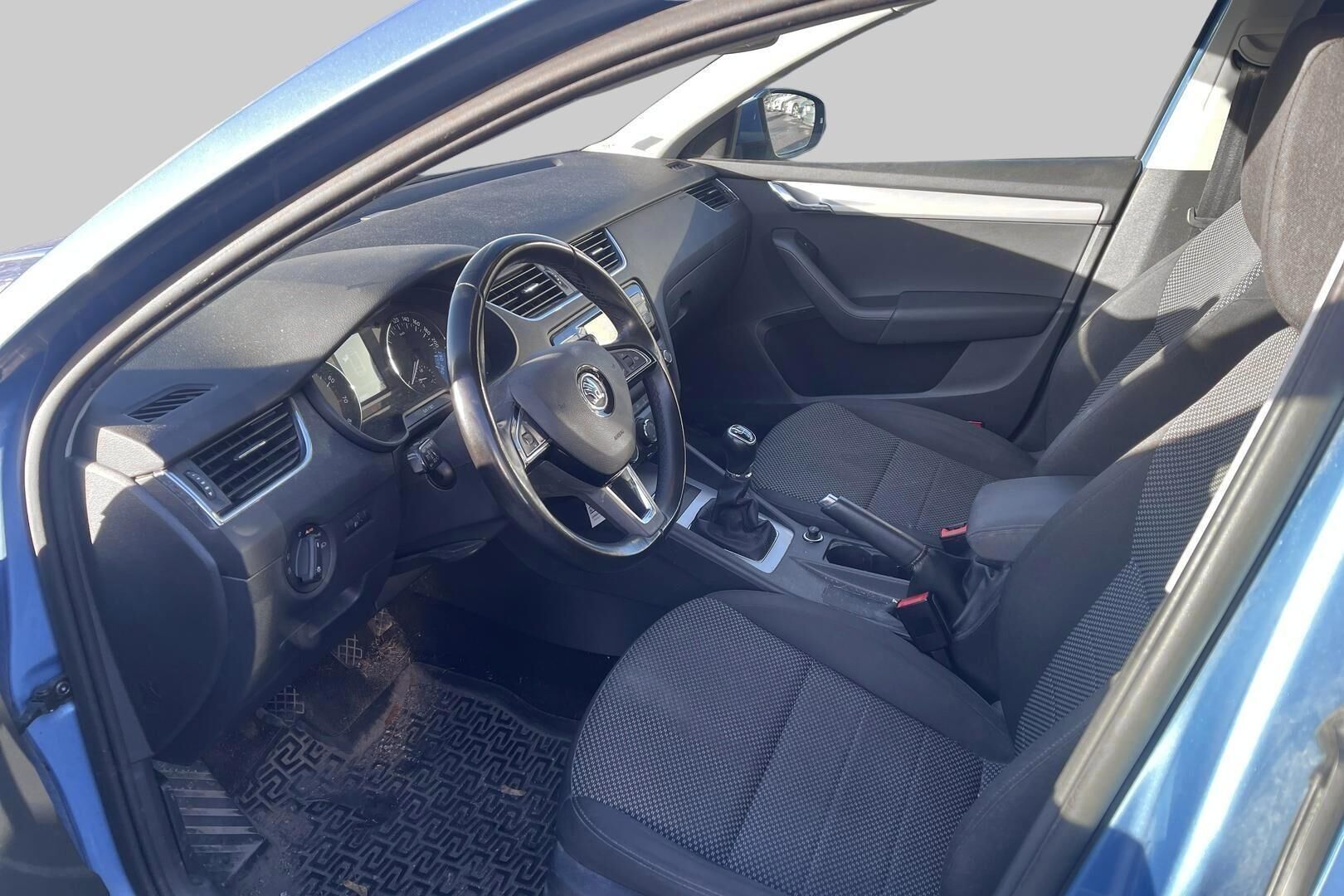 Skoda Octavia iso kuva 2