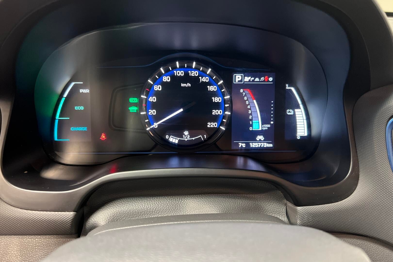 Hyundai IONIQ hybrid iso kuva 11