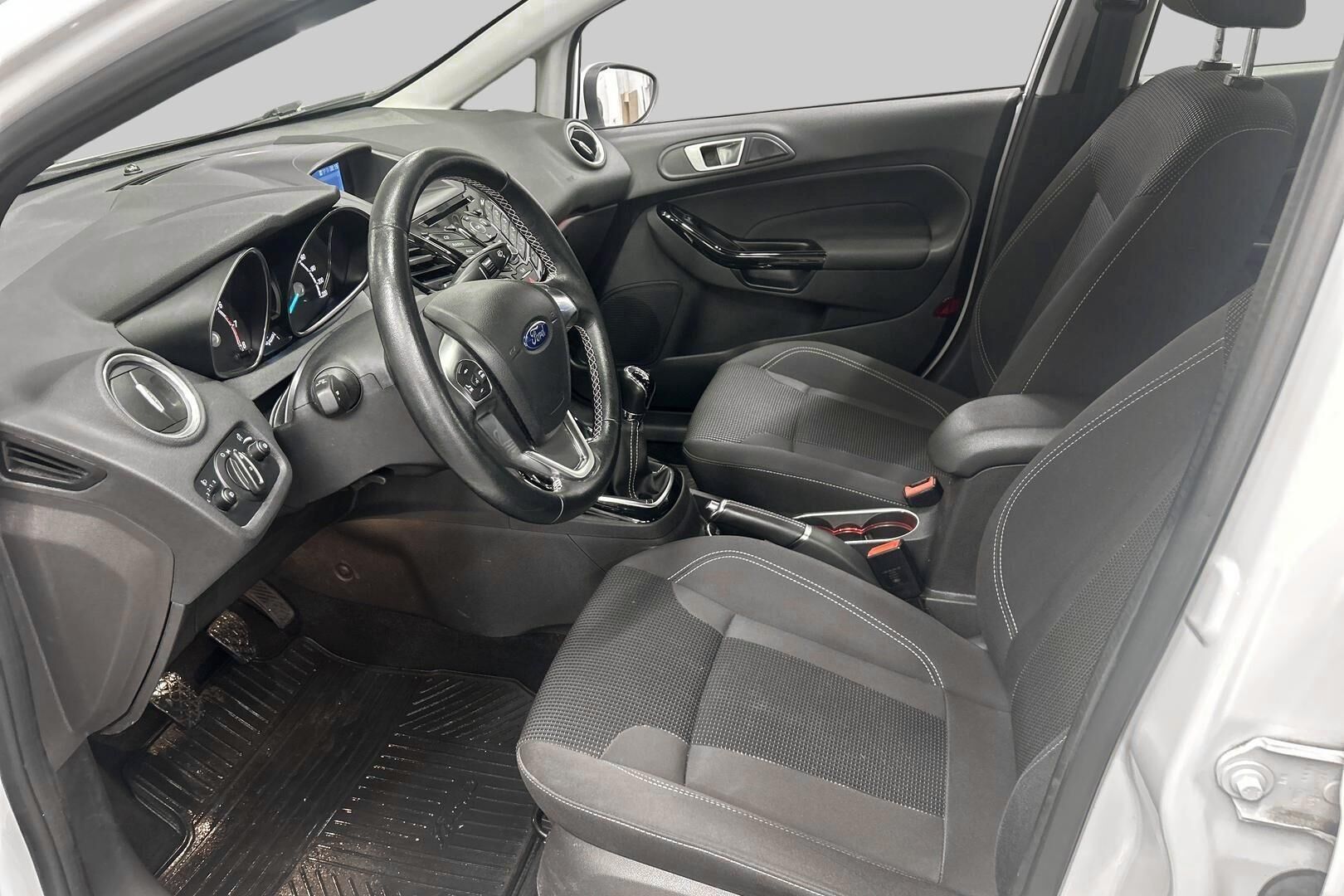 Ford Fiesta iso kuva 8