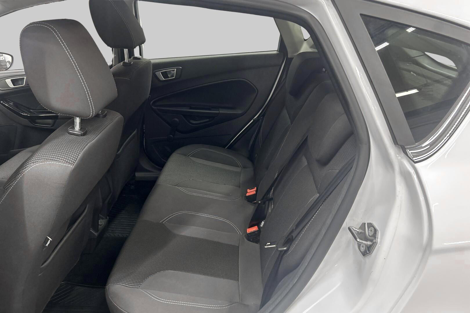 Ford Fiesta iso kuva 9