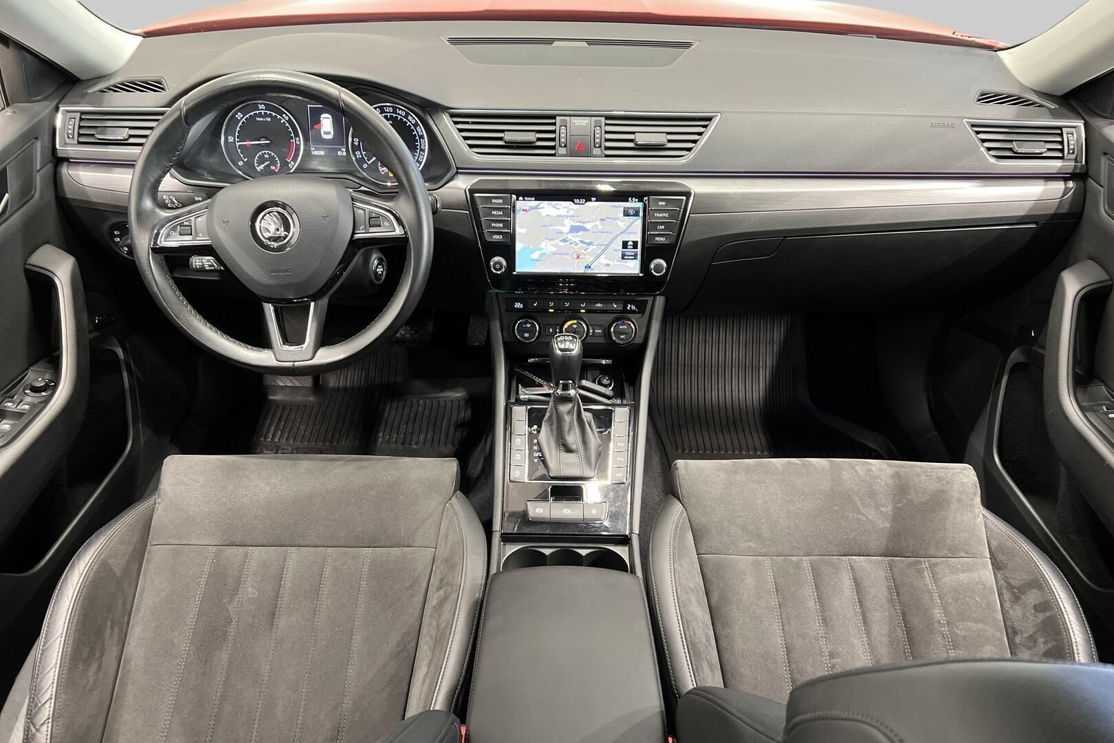 Skoda Superb iso kuva 11