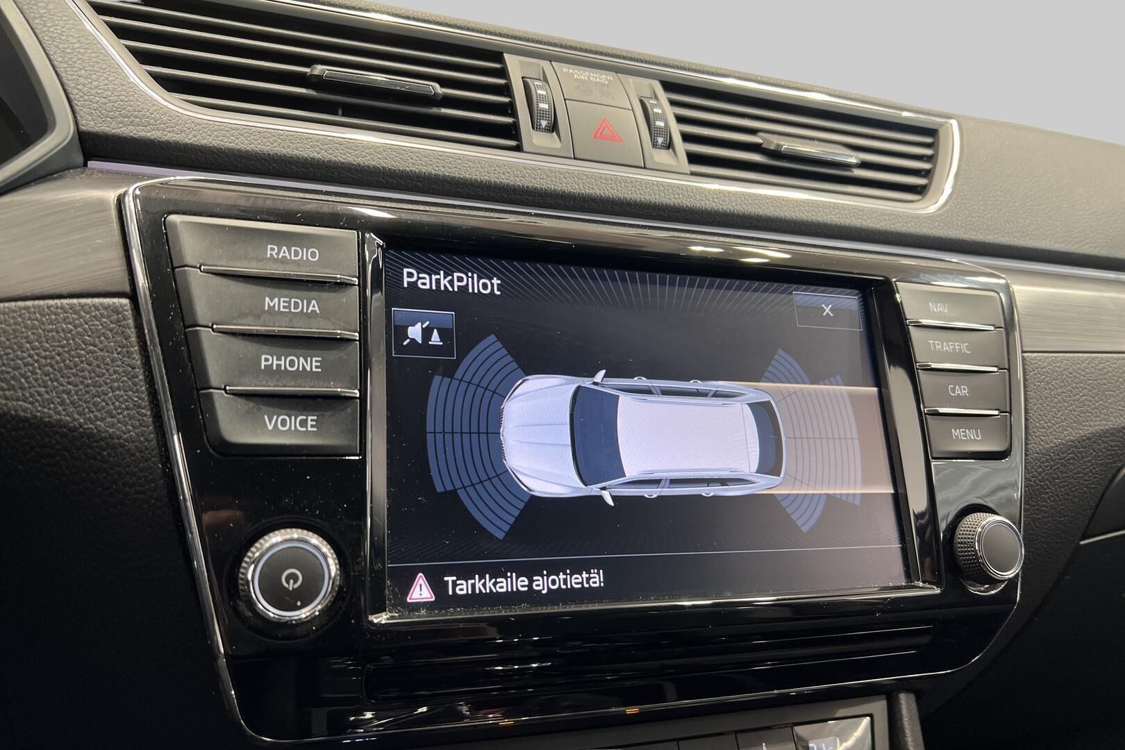 Skoda Superb iso kuva 16