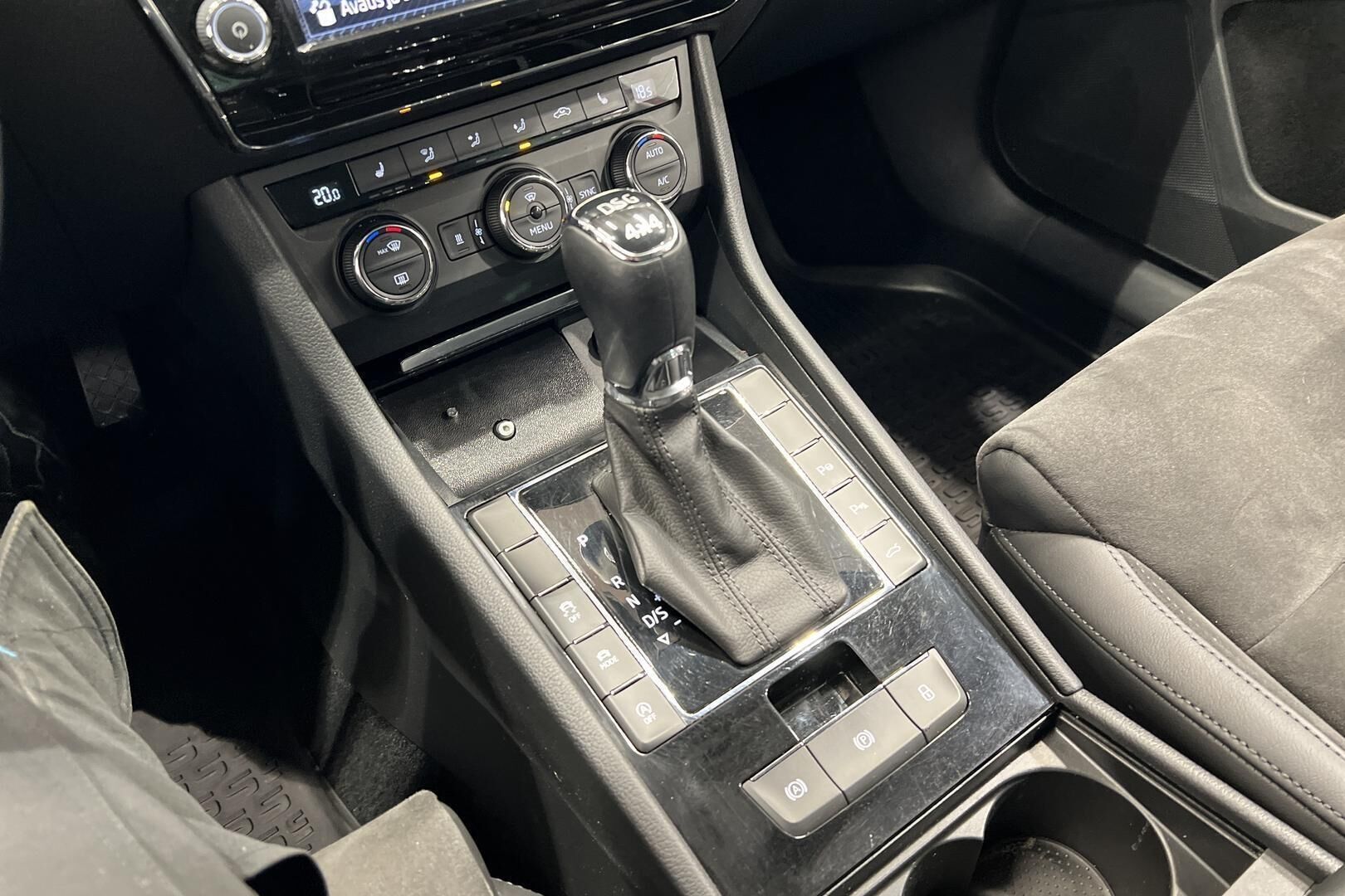 Skoda Superb iso kuva 20