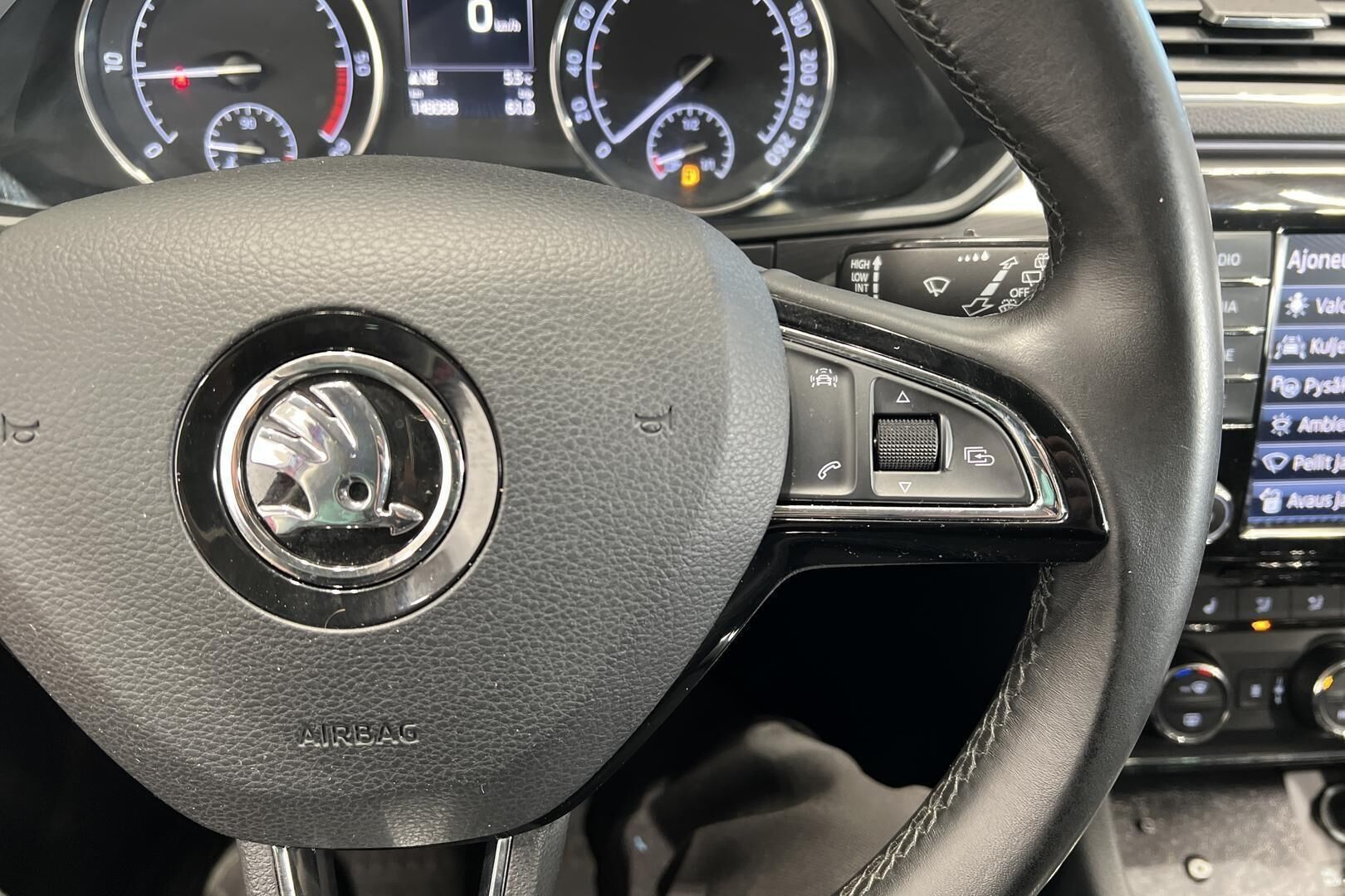 Skoda Superb iso kuva 22