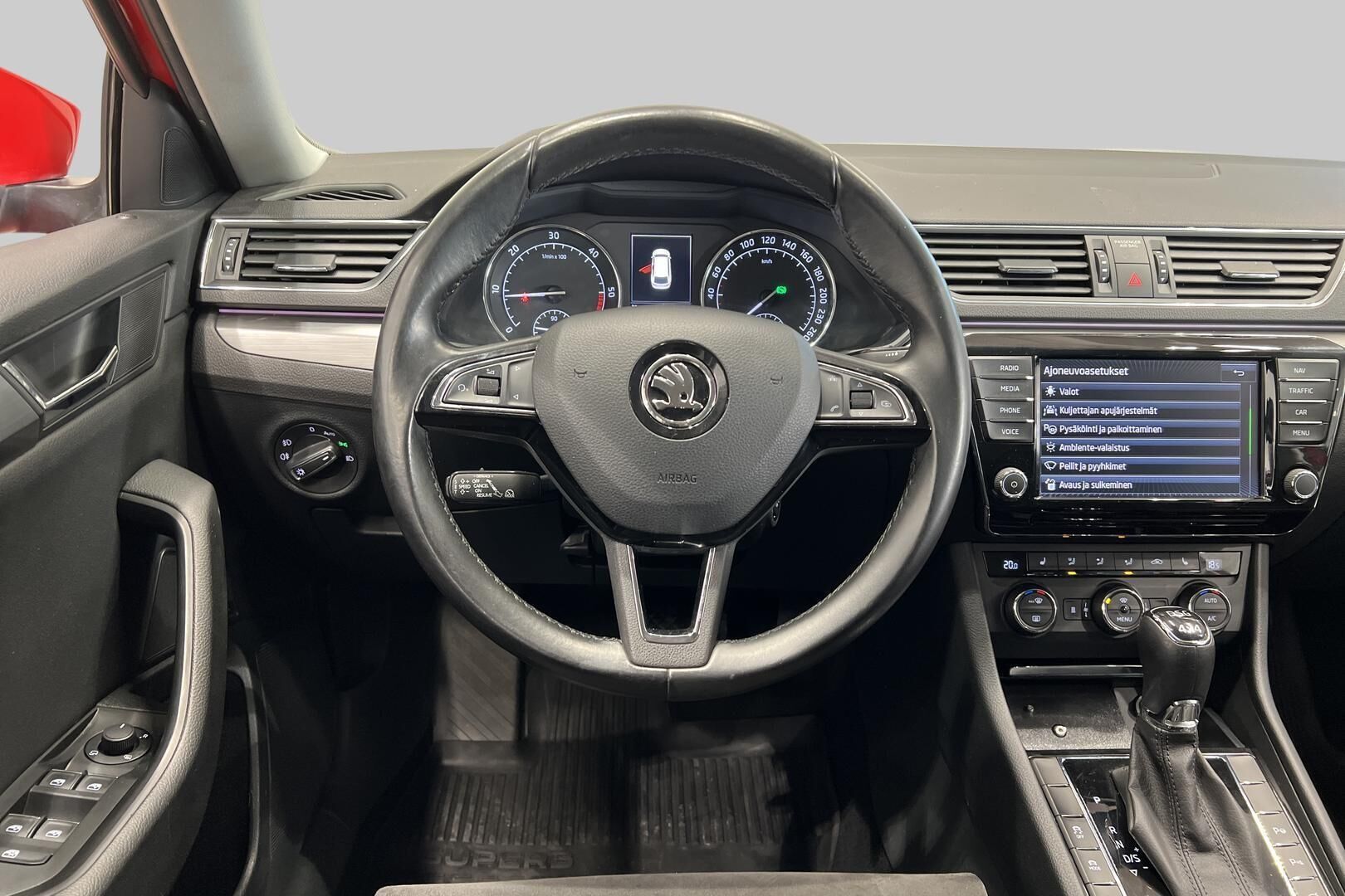 Skoda Superb iso kuva 30