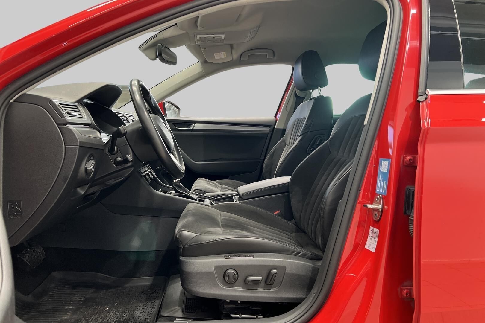 Skoda Superb iso kuva 9